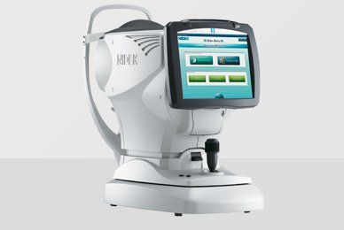 Ein weißer NIDEK ARK-1 Autorefraktor/Keratometer mit großem Touchscreen-Display auf schlichtem Hintergrund.