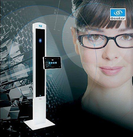 Neben einer Nahaufnahme einer Person mit Brille, steht ein hoher, weißer digitaler Kiosk.