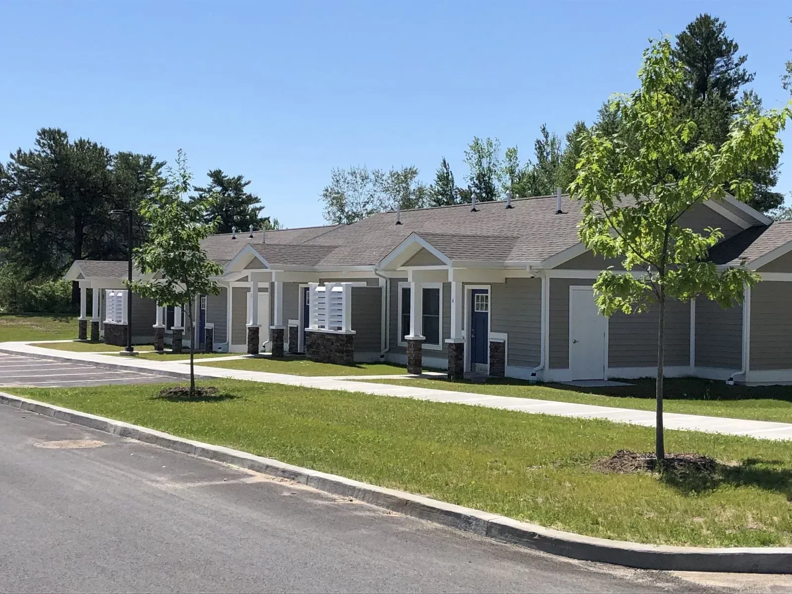 A row of houses are lined up next to each other on a sunny day.