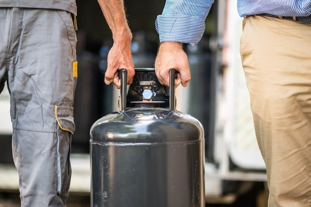 consegna bombole a gas gpl con due operatori