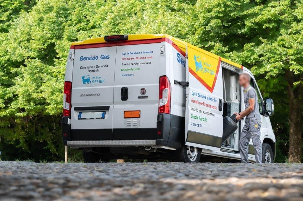 operatore con furgone di servizio gas per la consegna di bombole gas gpl