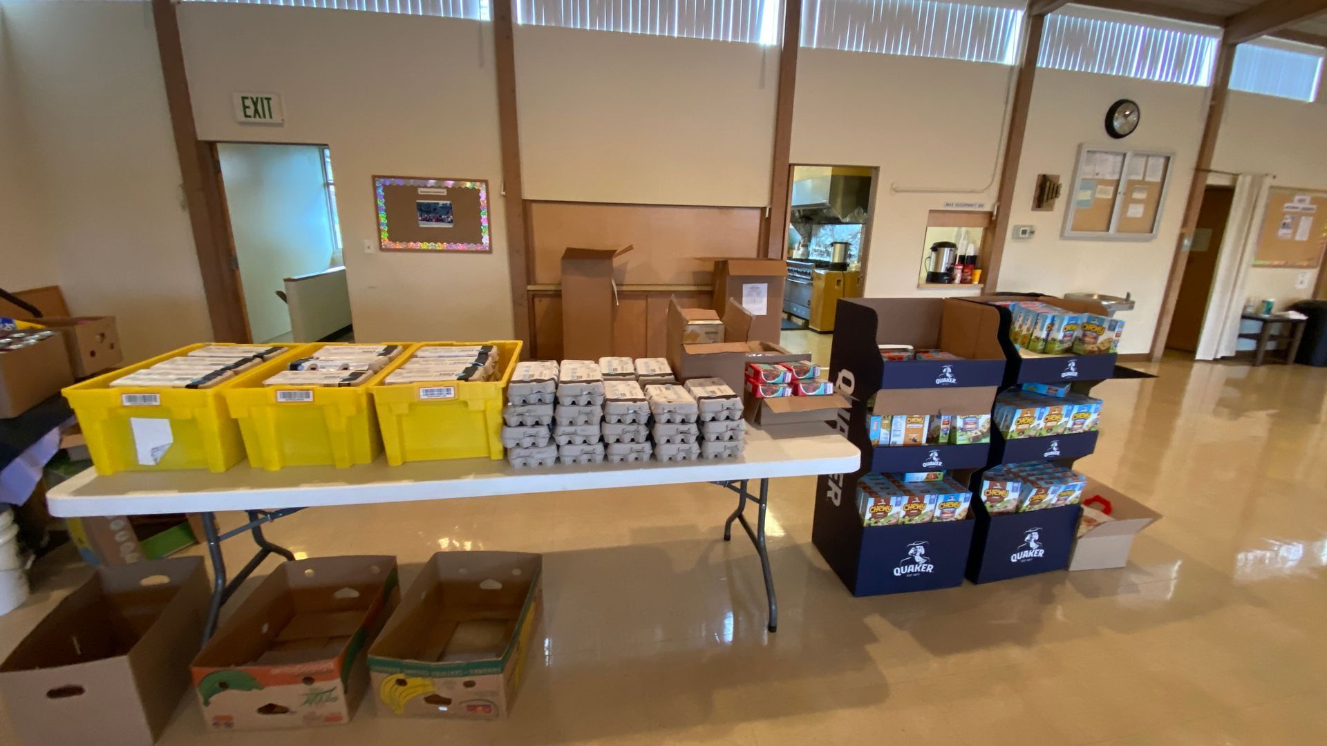 A table with boxes and boxes on it in a room.