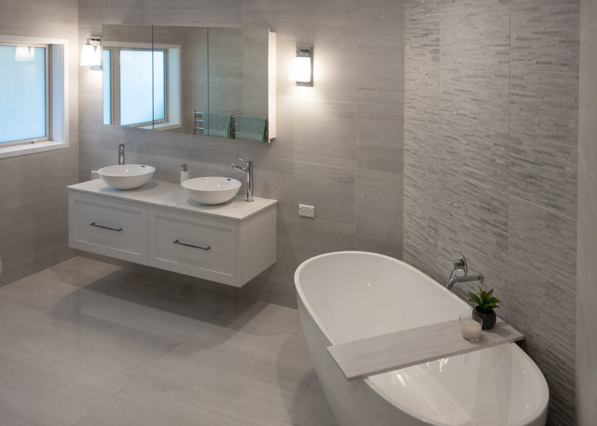 A bathroom with two sinks and a bathtub.