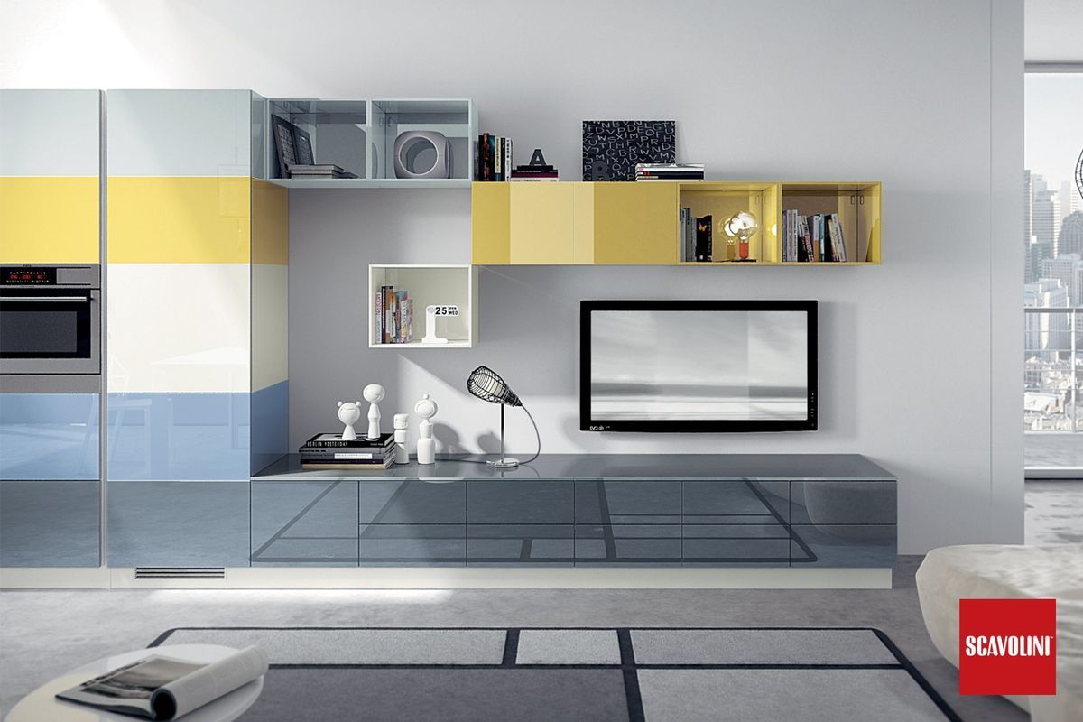 Cucina moderna e minimalista con mobili grigi, gialli e bianchi e un'isola centrale su una parete grigio chiaro.