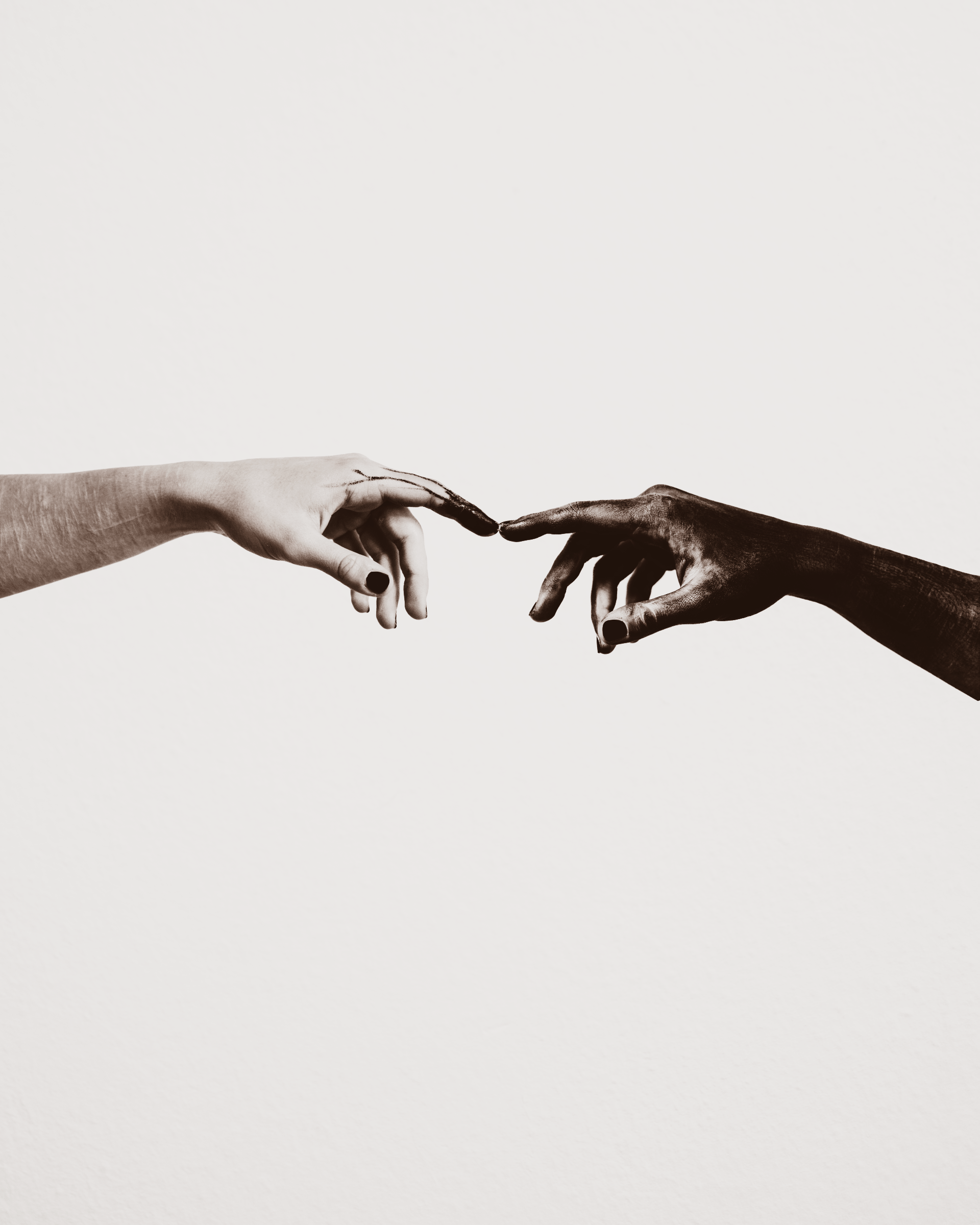 2 Hände berühren sich mit den Zeigefingern