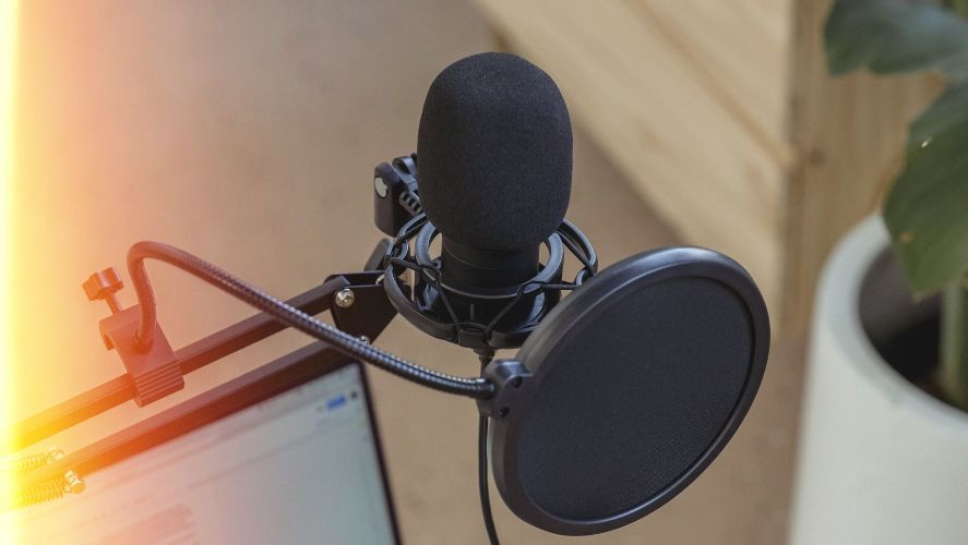 Mastering the Art of Clarity: Using Pop Filters and Windscreens to Reduce Plosives and Wind Noise