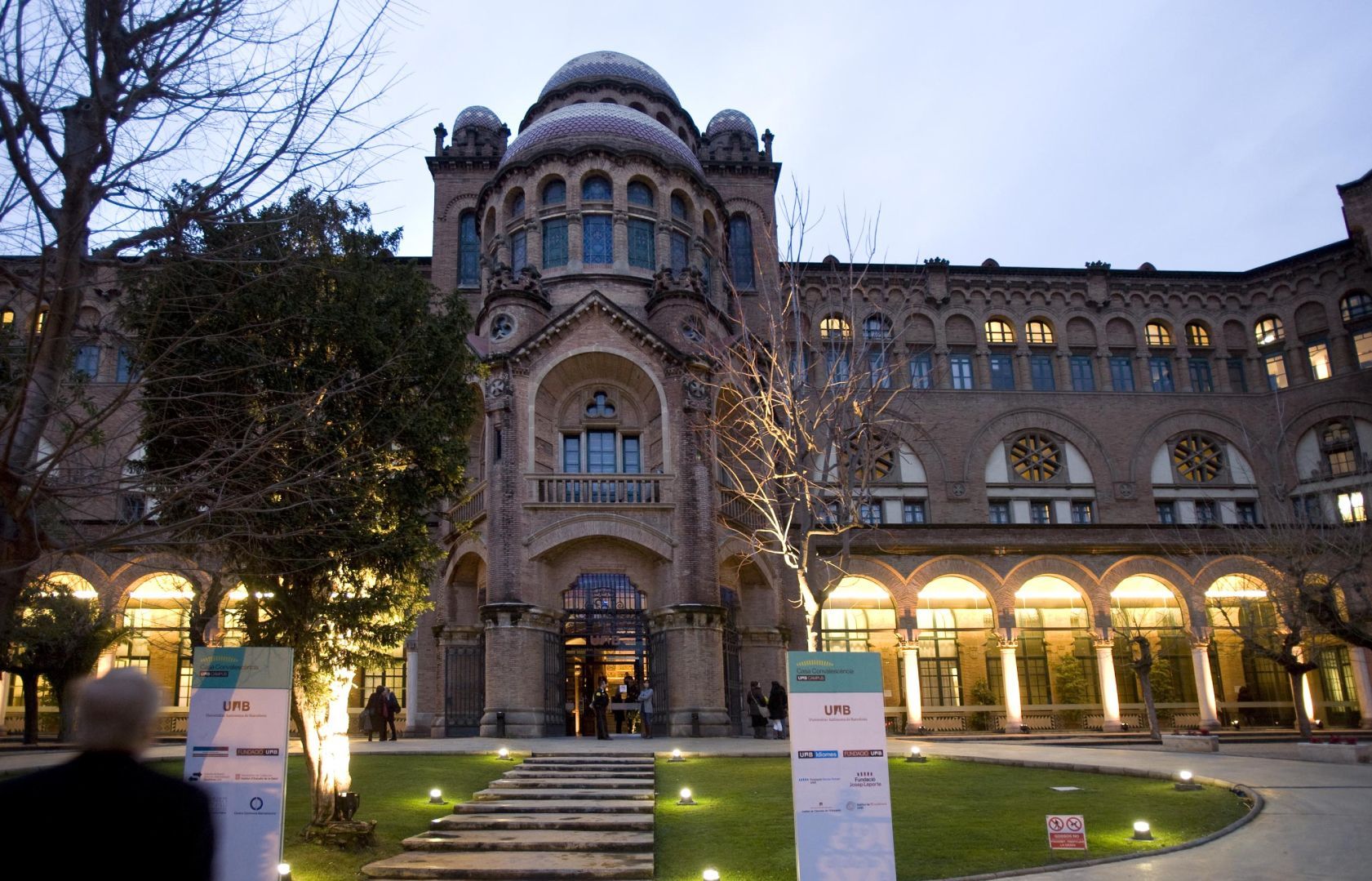 Universidad Autónoma de Barcelona vista nocturna