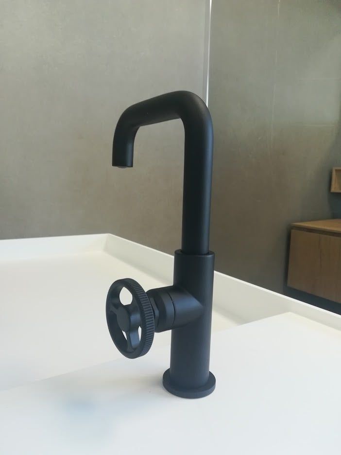 pezzo di arredo: rubinetto