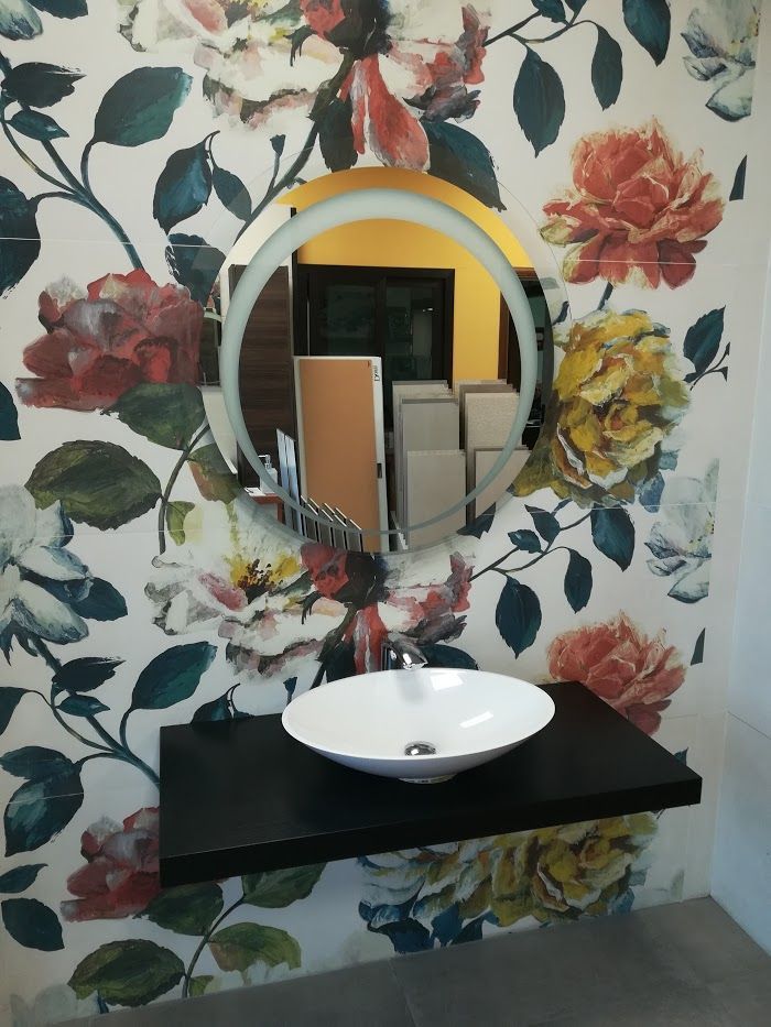 rivestimento bagno con specchio e lavandino