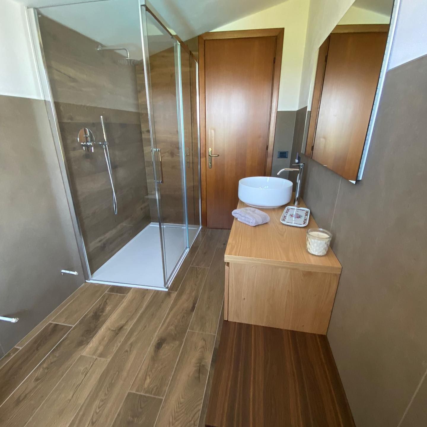 rivestimento legno bagno