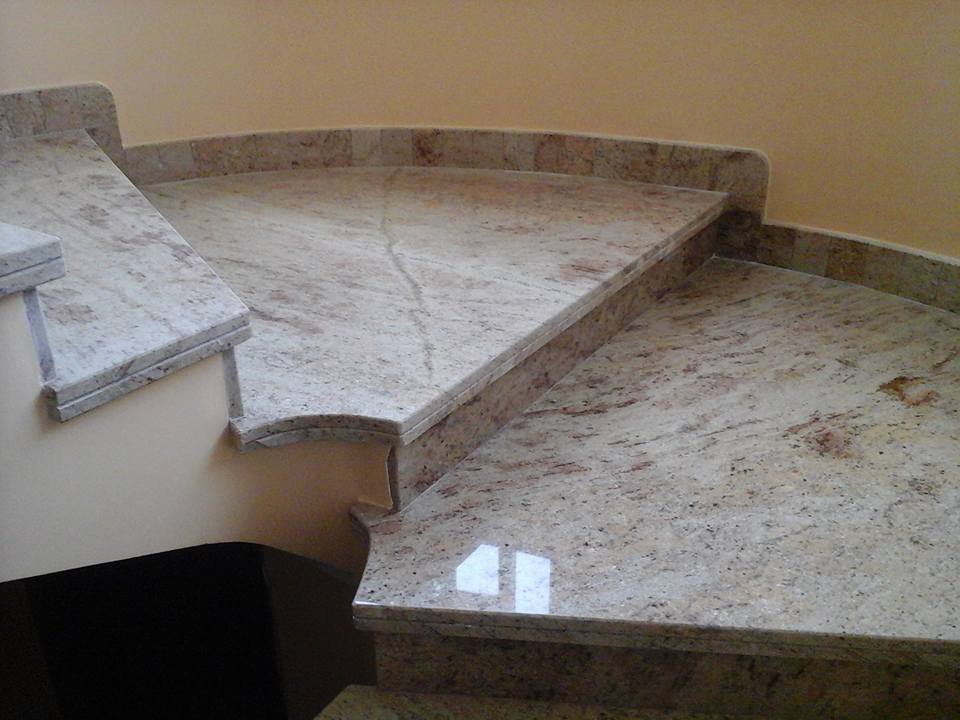 scala ad angolo rivestita in marmo