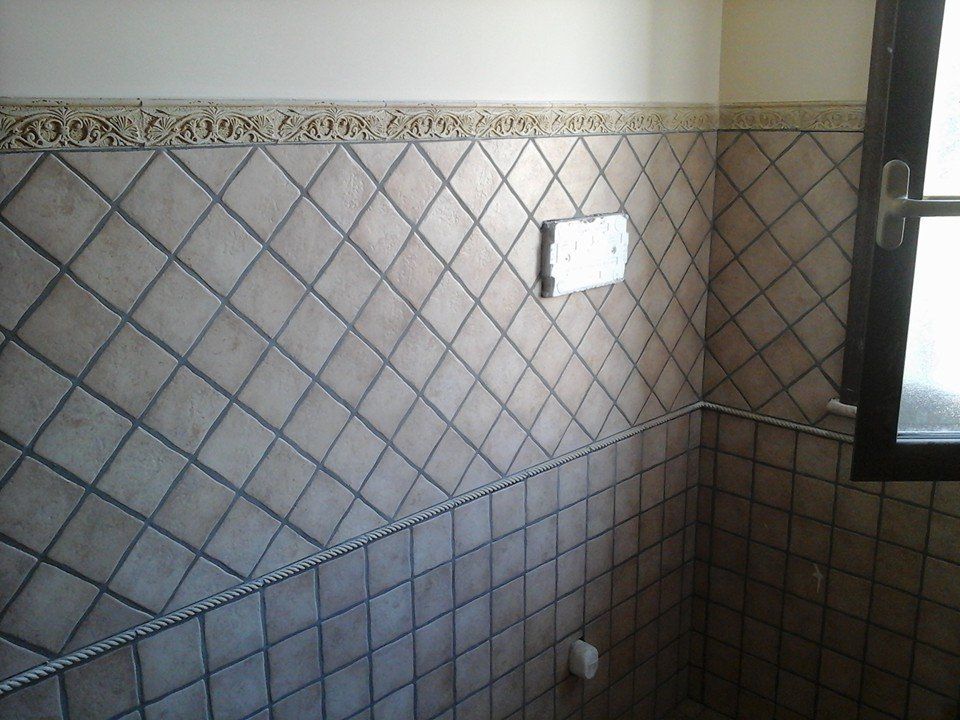 parete bagno rivestita con mattonelle