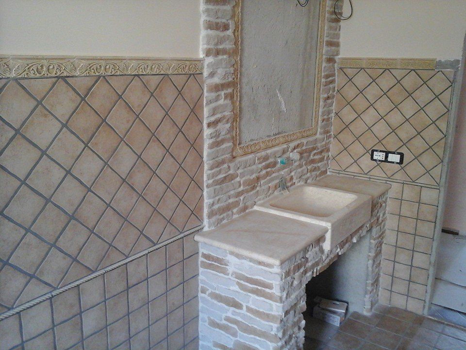 bagno rivestito con mattonelle in ceramica