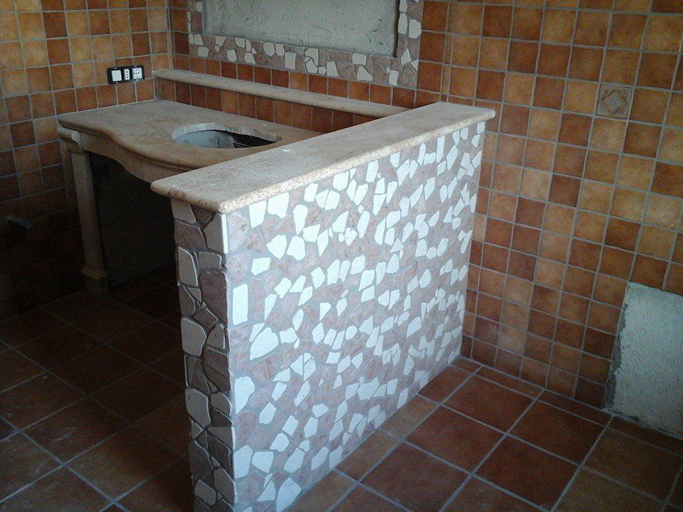bagno con muro in pietra