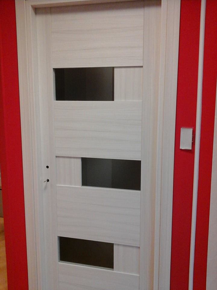 porta interna in legno chiaro