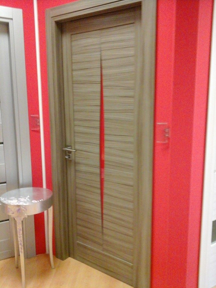 porta in legno con dettaglio al centro