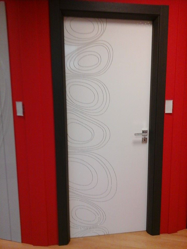 porta bianca con incisioni