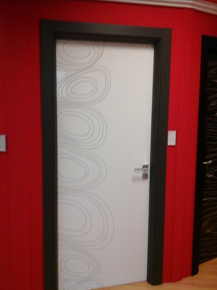 porta bianca con cornice nera