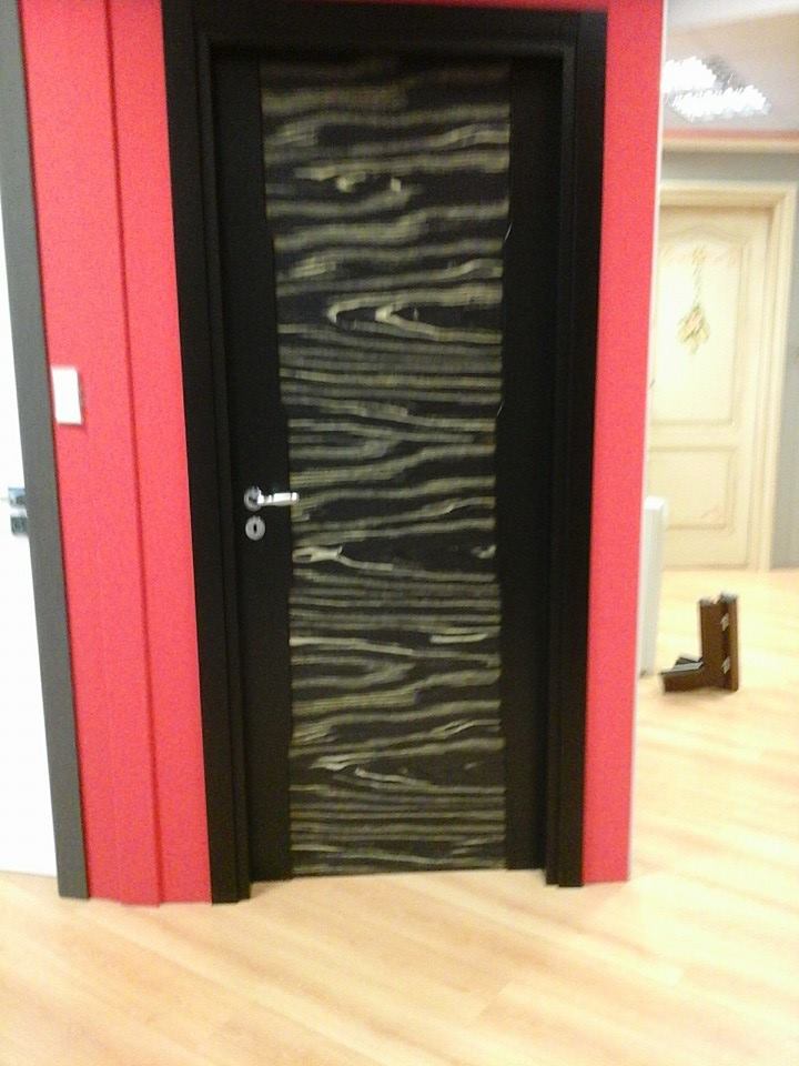 porta nera con design moderno