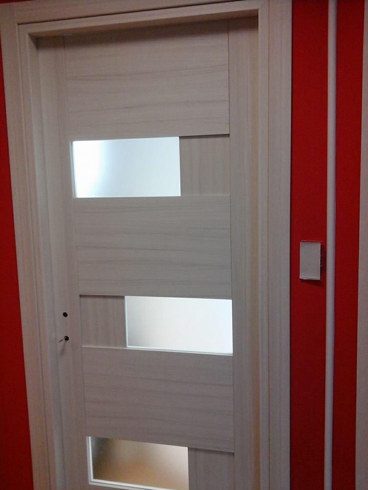 porta interna in legno chiaro