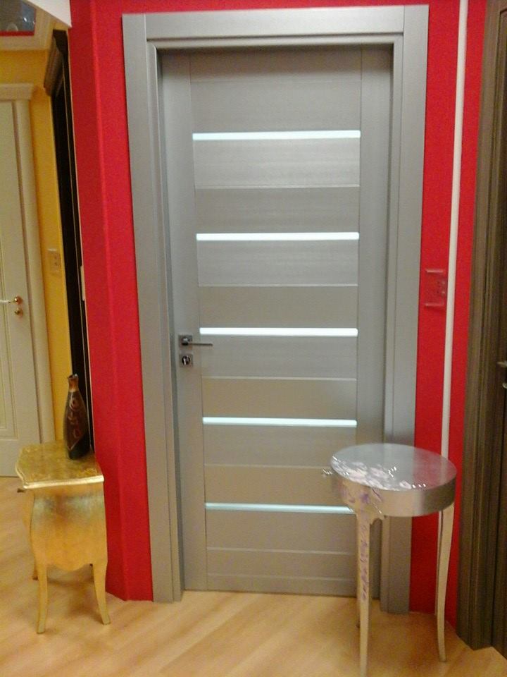 porta d'interni grigia