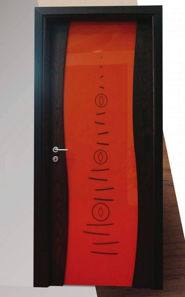 porta moderna nera e rossa