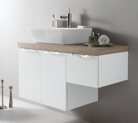 bagno moderno bianco con mobile sospeso