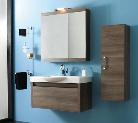 bagno moderno su parete azzurra