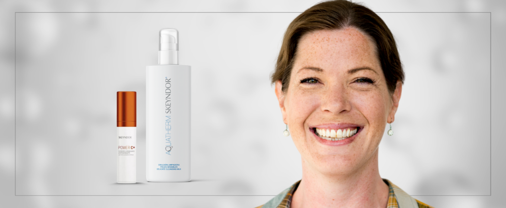 una mujer sonríe frente a una botella de loción desmaquillante Aquatherm y Contorno de Ojos Power C+ de Skeyndor