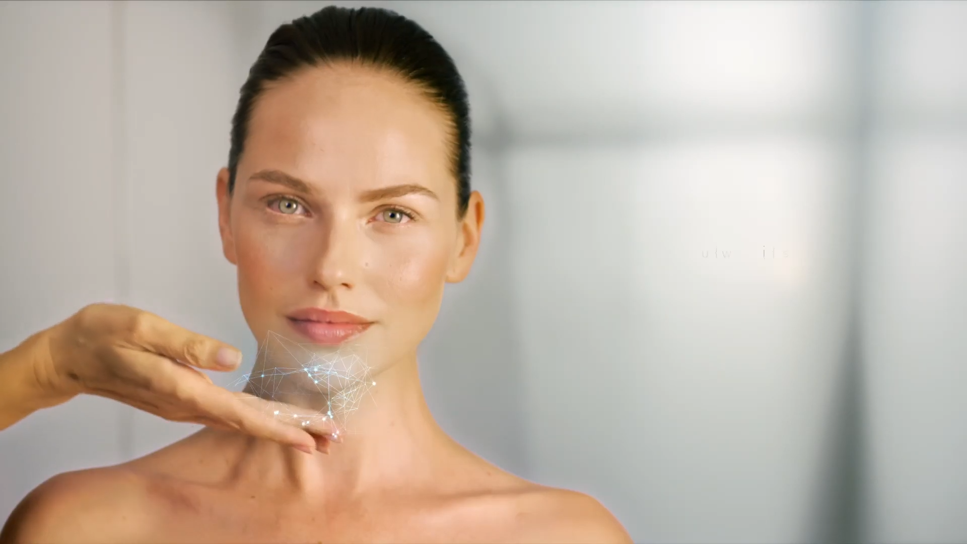 Una mujer recibe un tratamiento facial en un spa.