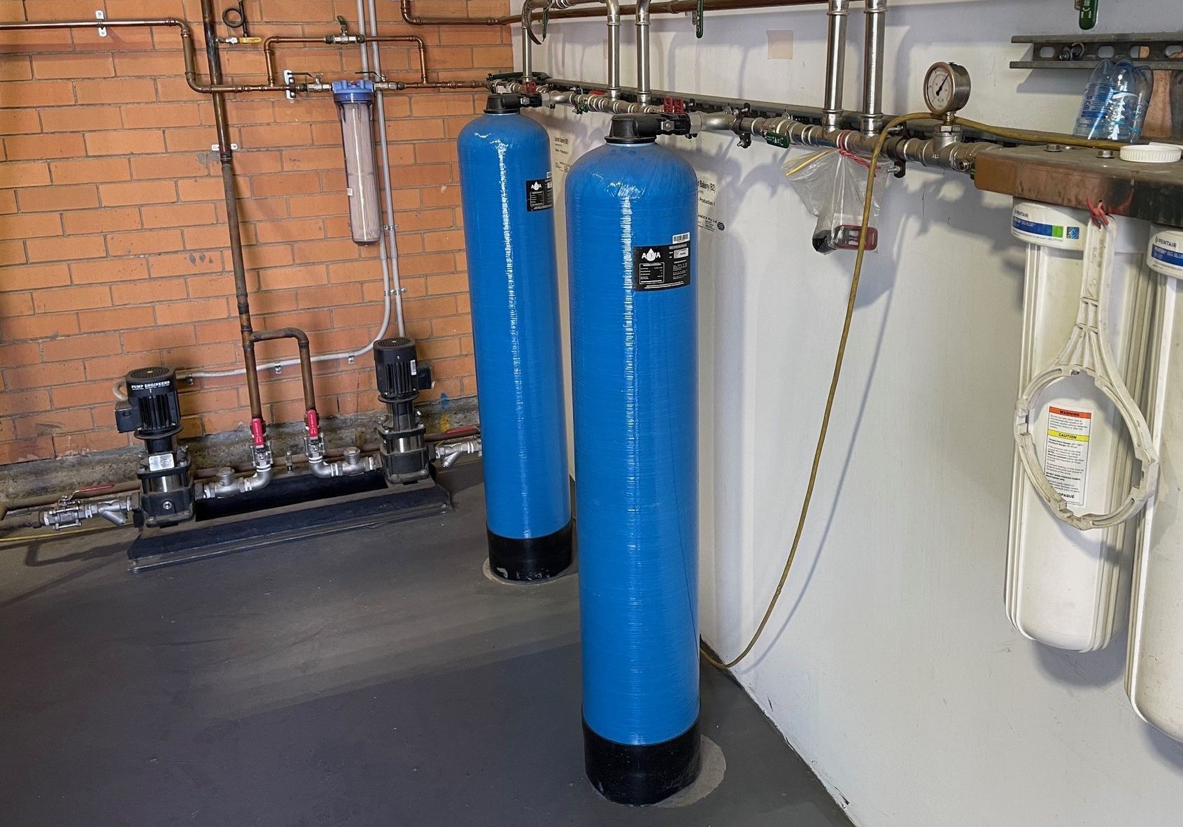 Deioniser unit providing purified water for commercial facilities