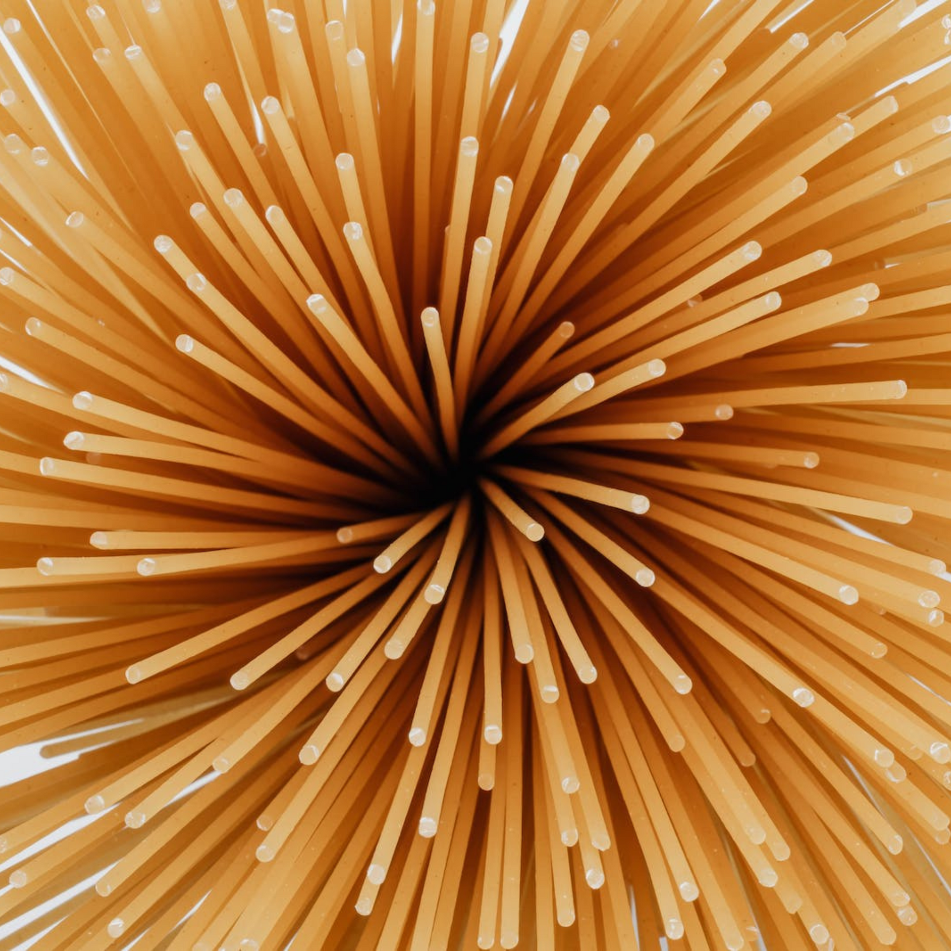 Un gros plan d'un tas de bâtonnets de spaghetti