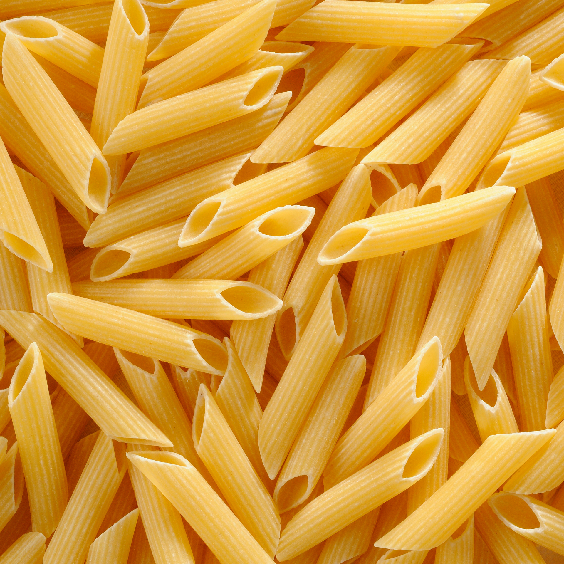 Un gros plan d'un tas de pâtes penne