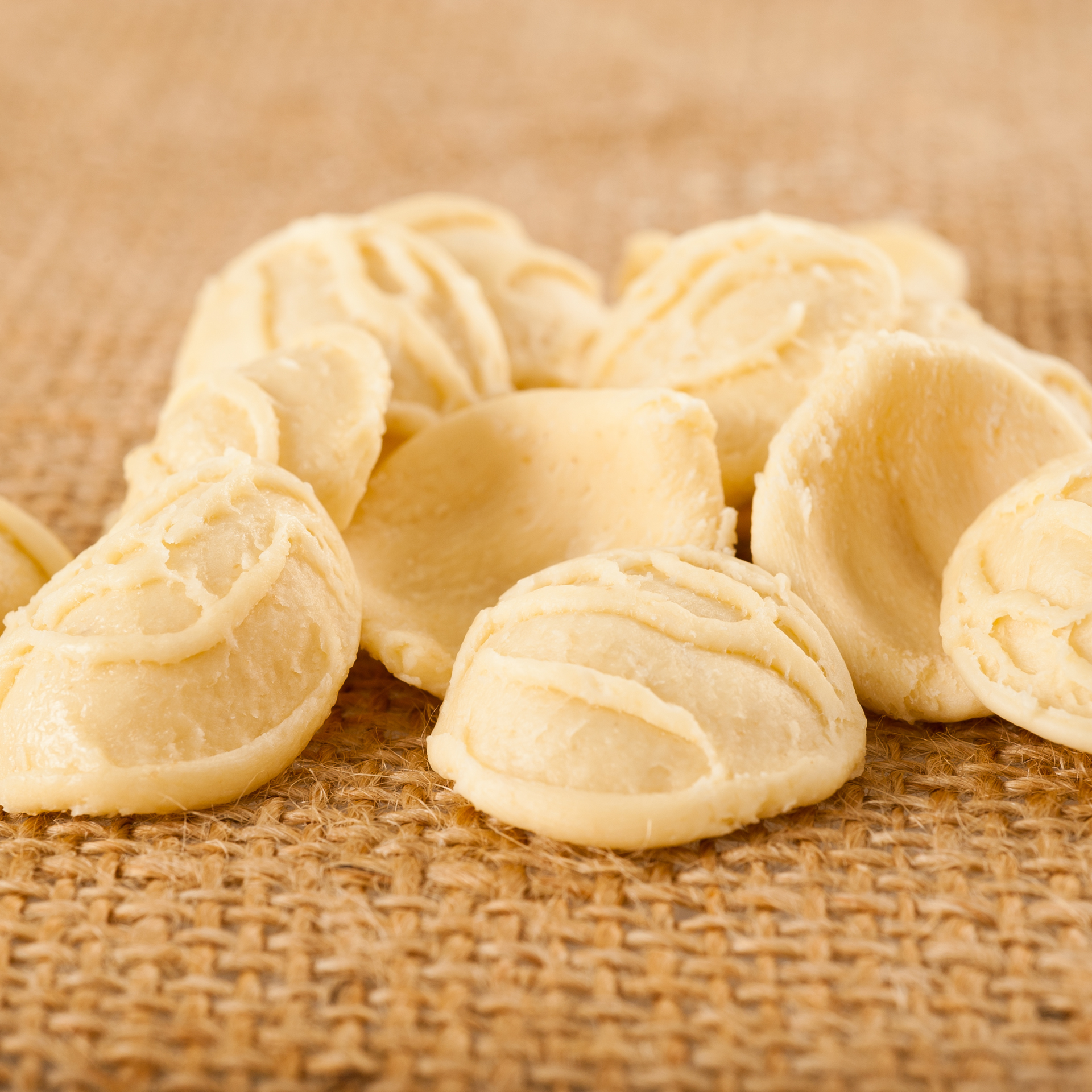 Un gros plan d'un tas de pâtes sur une table