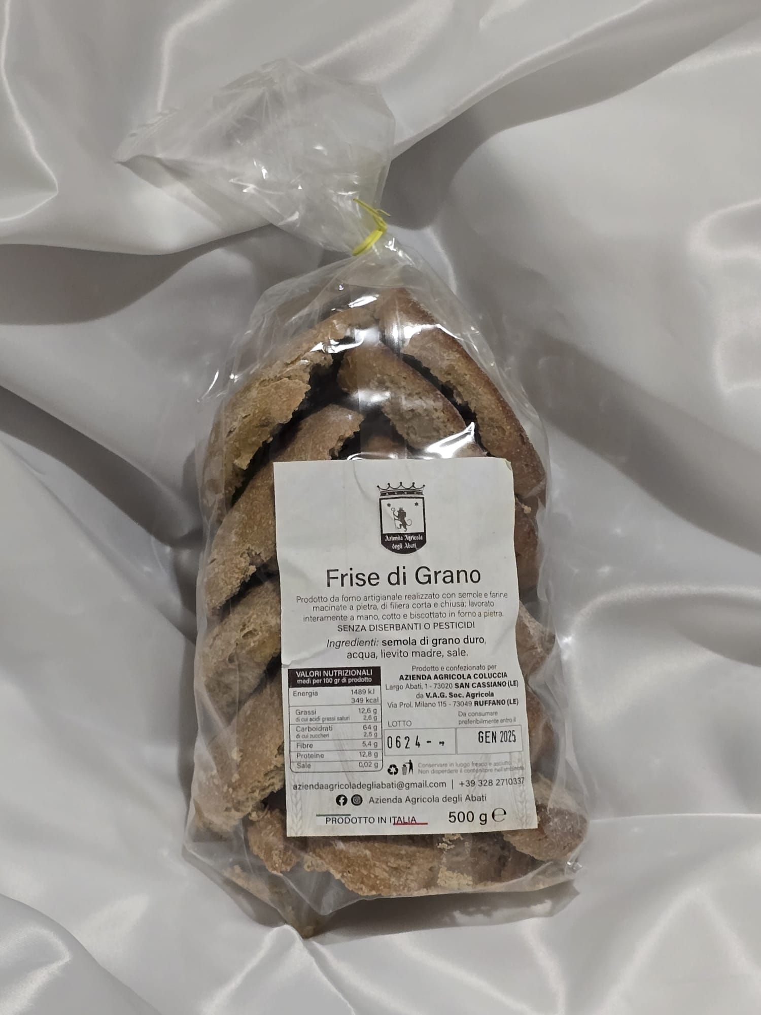 Un sac de biscuits est posé sur une nappe blanche.