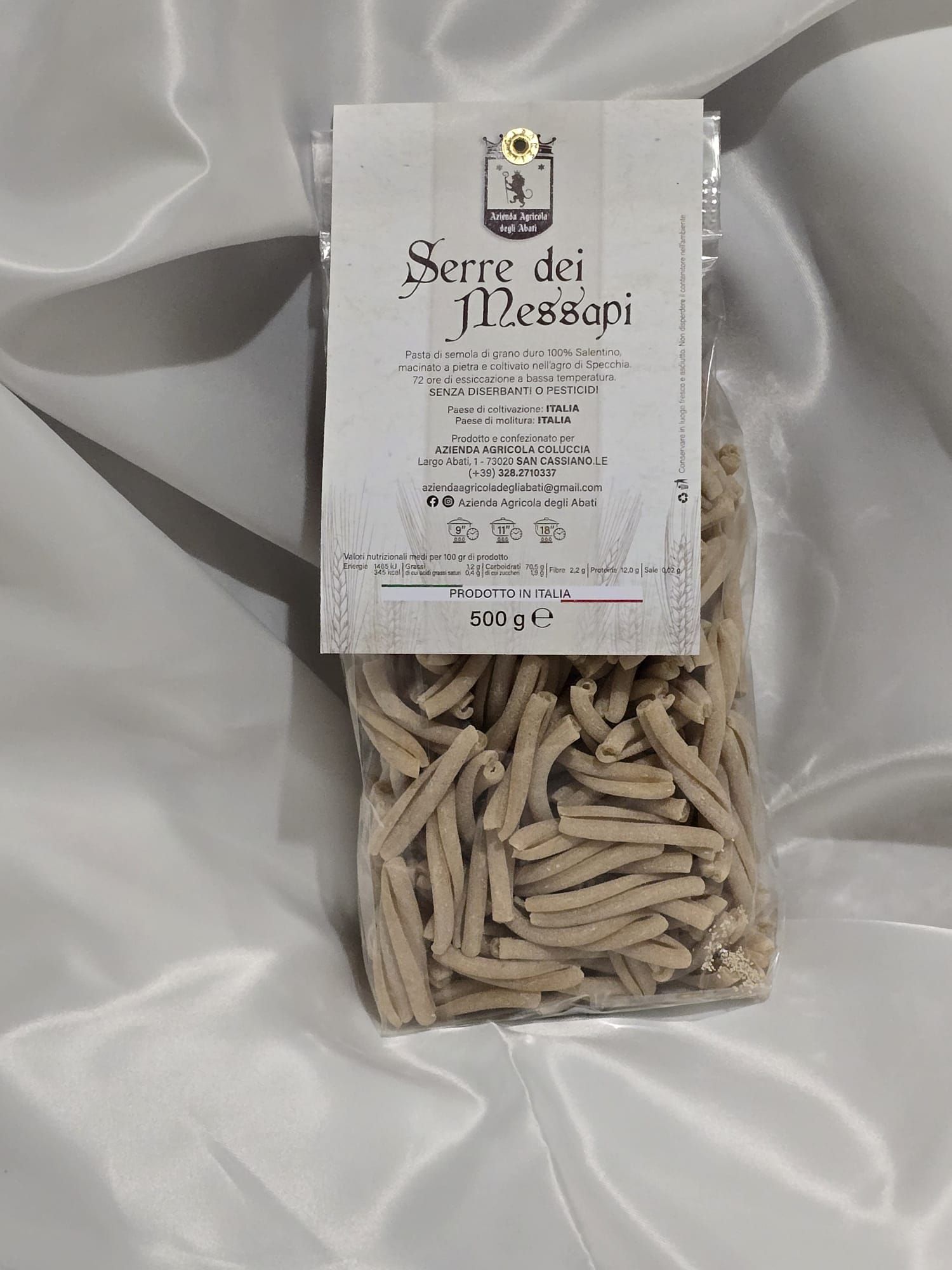 Un sac de pâtes est posé sur un tissu blanc.