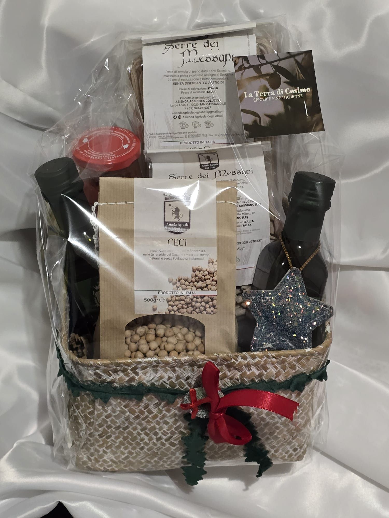 Un panier cadeau avec une carte sur laquelle est écrit « je t'aime »