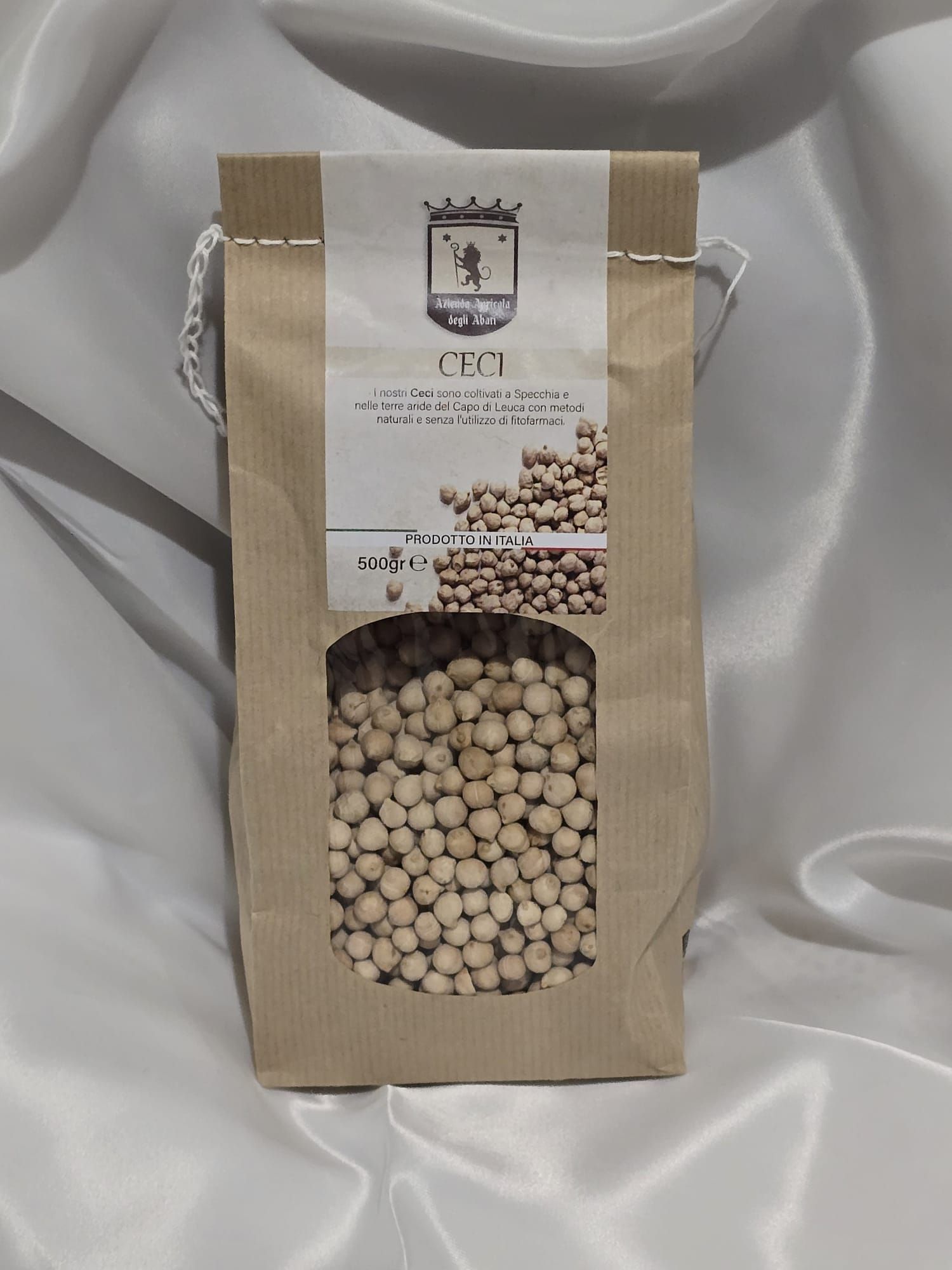 Un sac de pois chiches est posé sur un tissu blanc