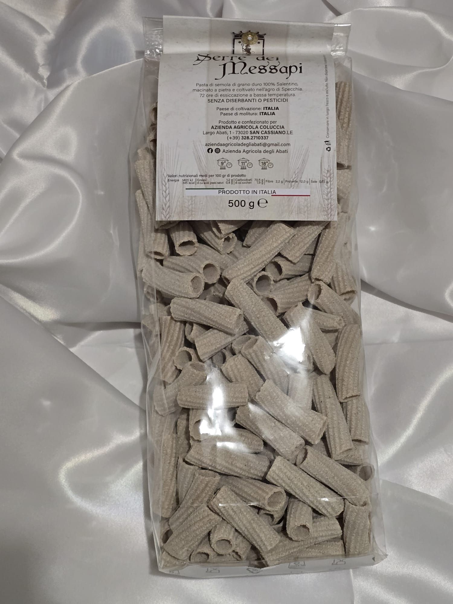 Un sac de pâtes est posé sur un tissu blanc.