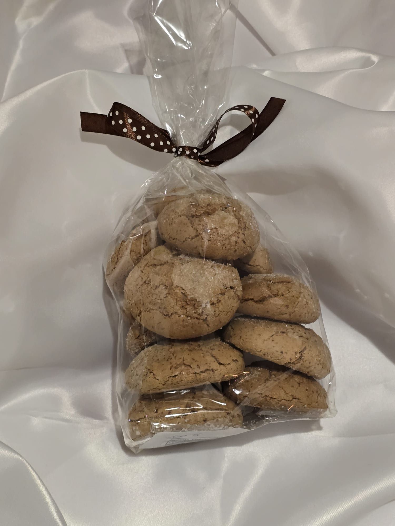 Un sac de biscuits est posé sur un tissu blanc