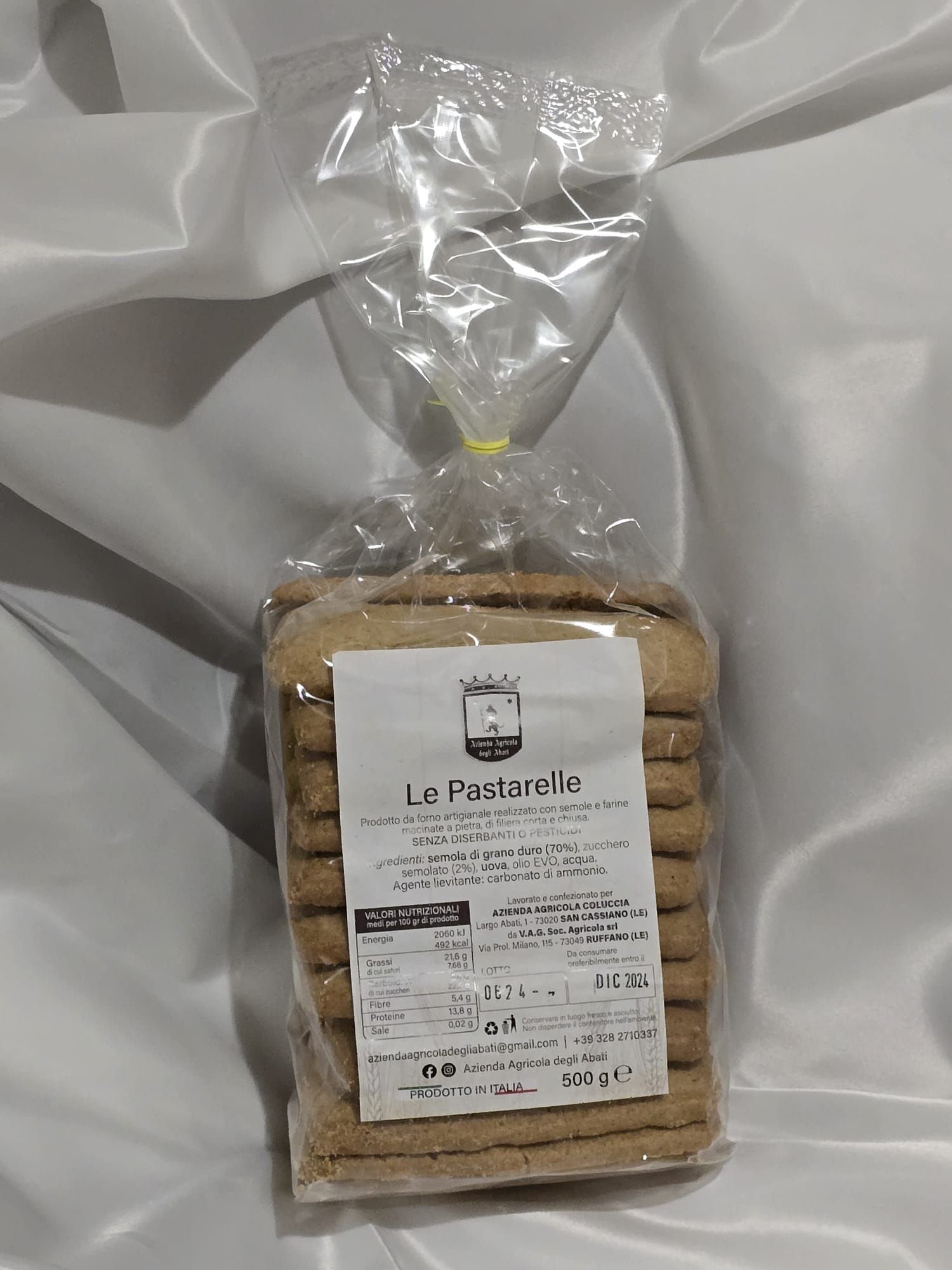 Un sac de biscuits est posé sur une nappe blanche.