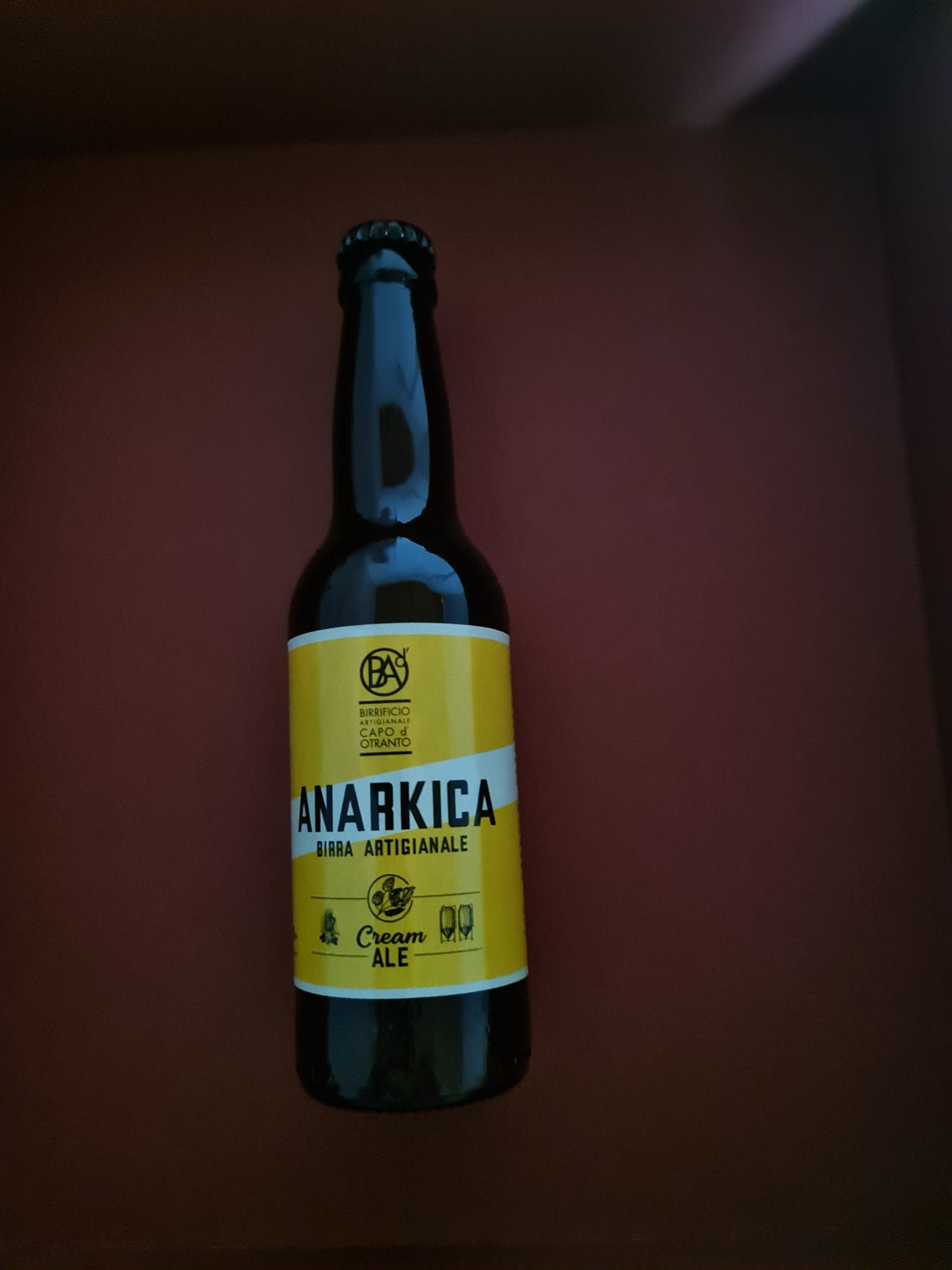 Une bouteille de bière avec une étiquette jaune sur laquelle est écrit kharrica