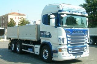 camion con rimorchio aperto della ditta