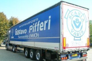 mezzo con rimorchio per autotrasporti