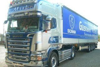 camion della ditta su strada