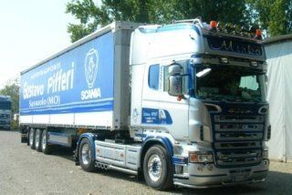 camion con rimorchio per trasporto merce