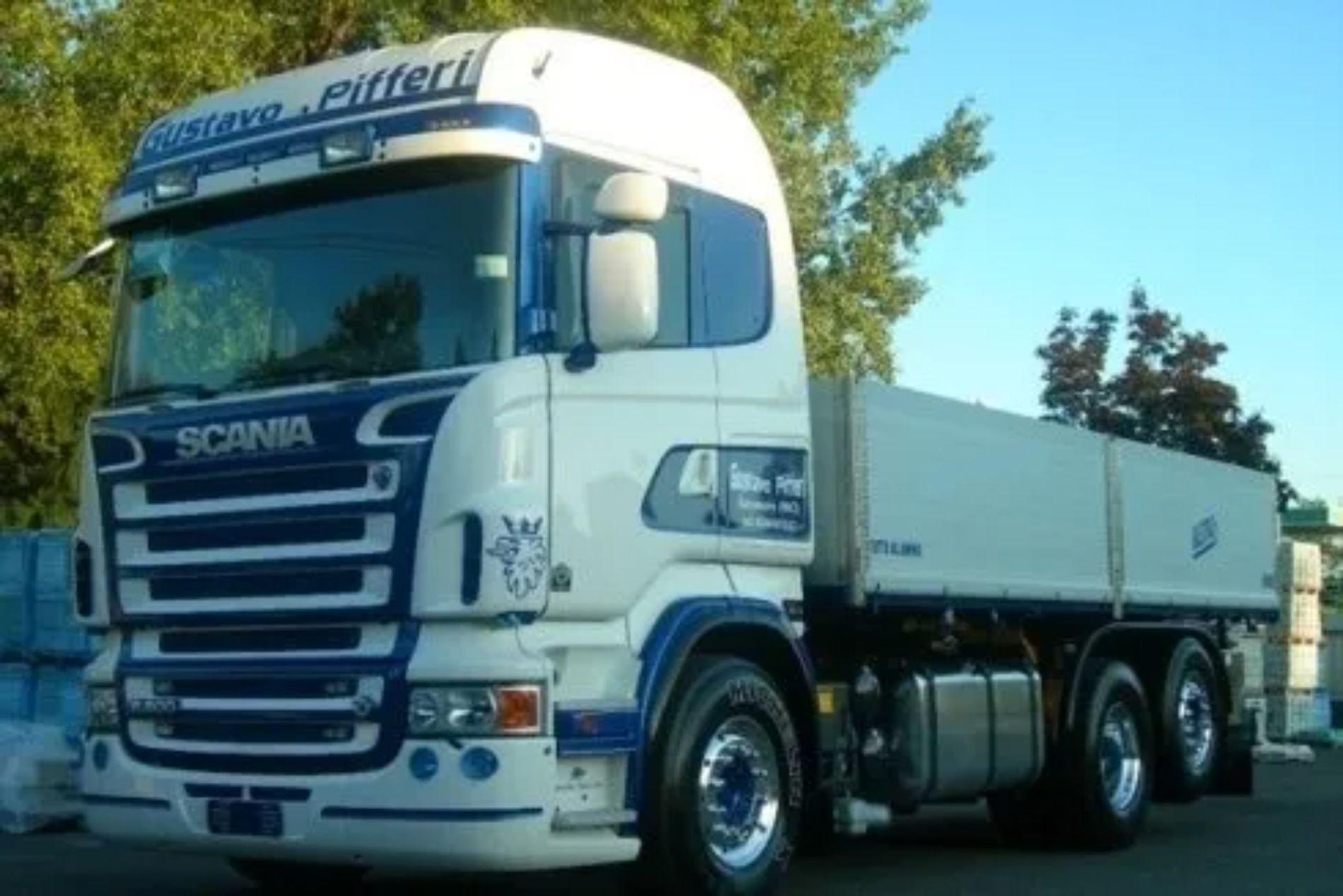 camion con rimorchio per movimentazioni merci