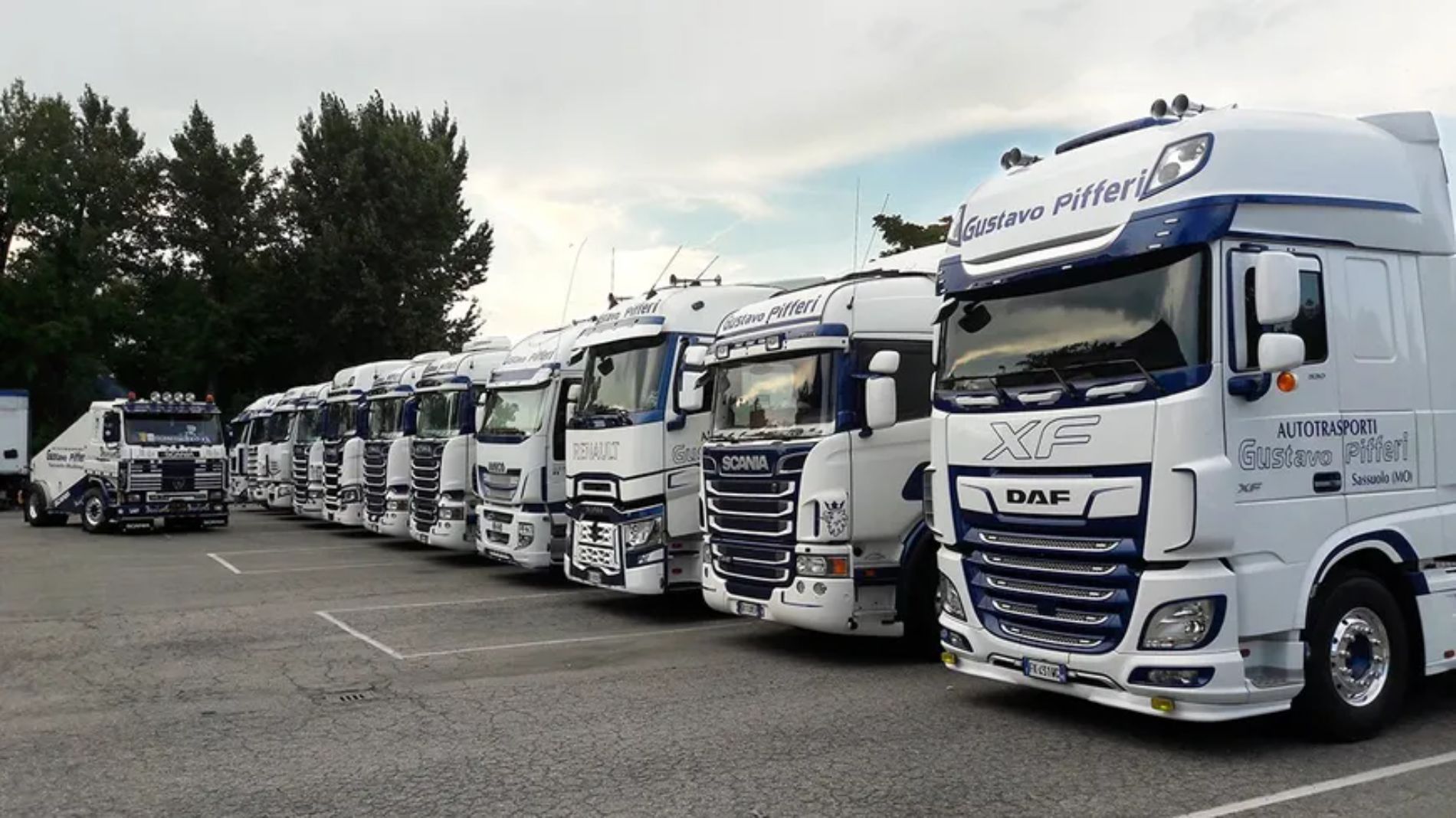 parco mezzi della ditta di trasporti