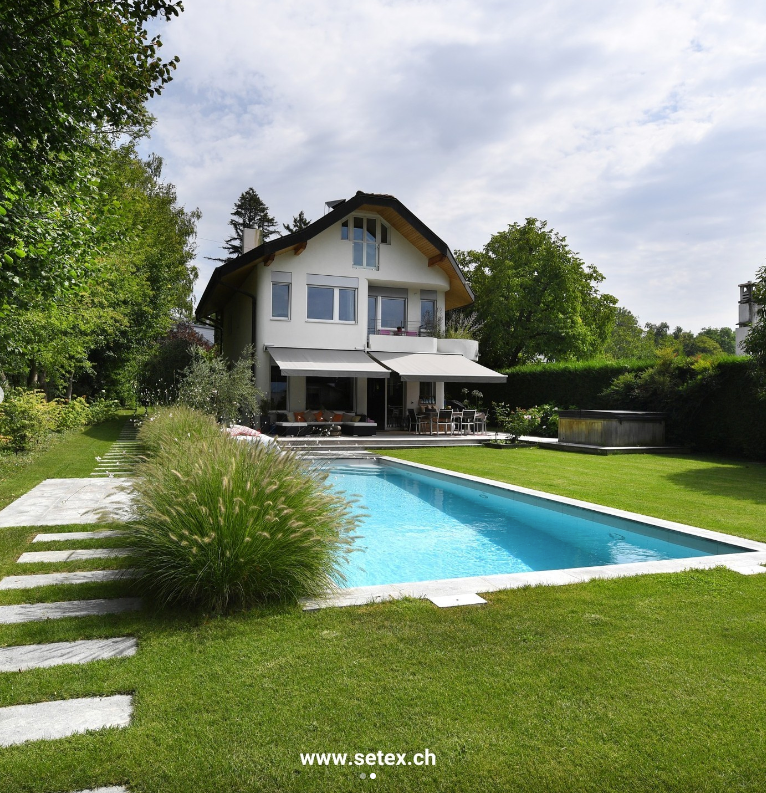 jardin arboré avec piscine et pierres