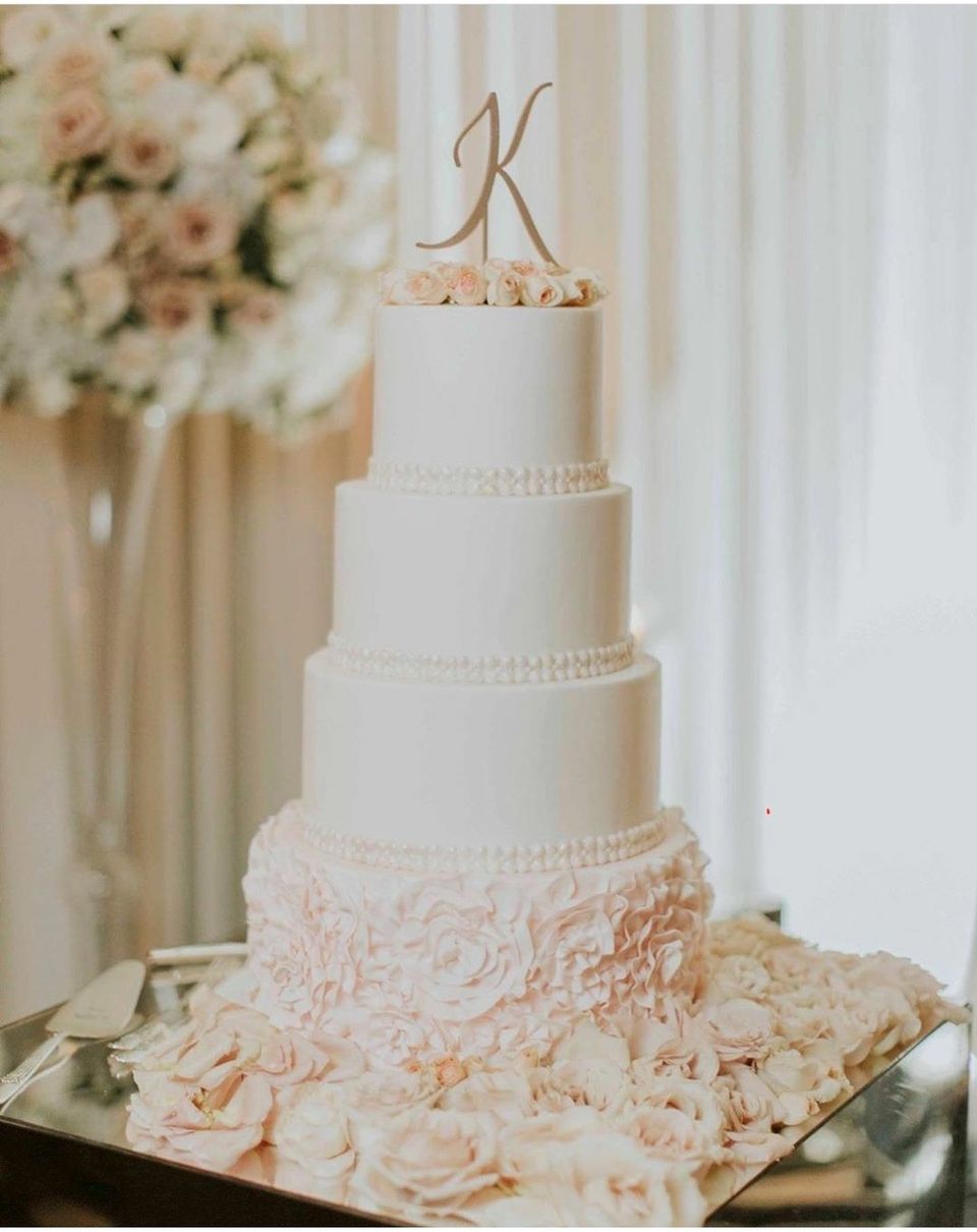 sugar flowers on wedding cake